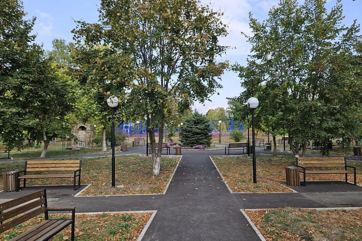 В станице Бесскорбной в рамках программы «Формирование комфортной городской среды» был благоустроен парк.
