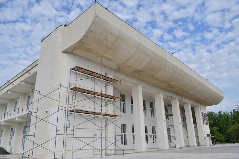 Дворцу культуры в пригороде Краснодара впервые со дня постройки обновляют фасад