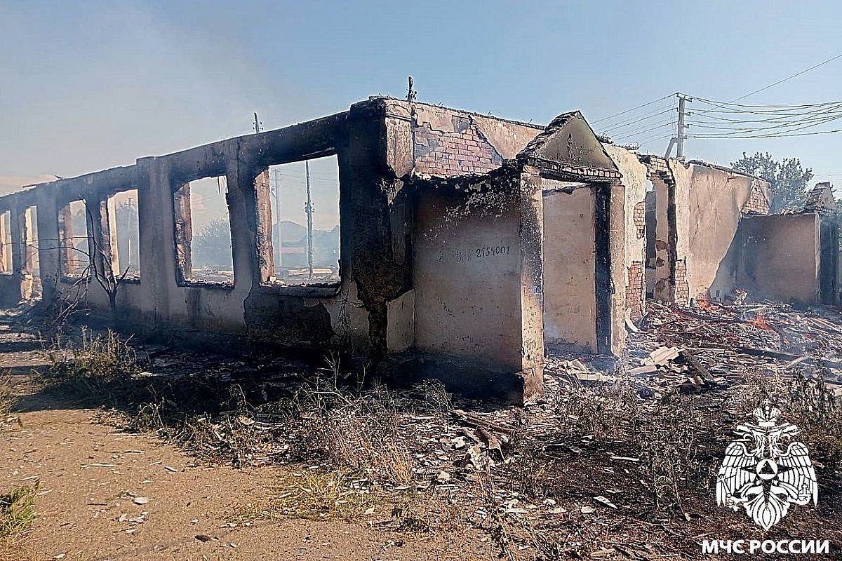 Крупный пожар тушат в здании бывшего инкубатора на Кубани