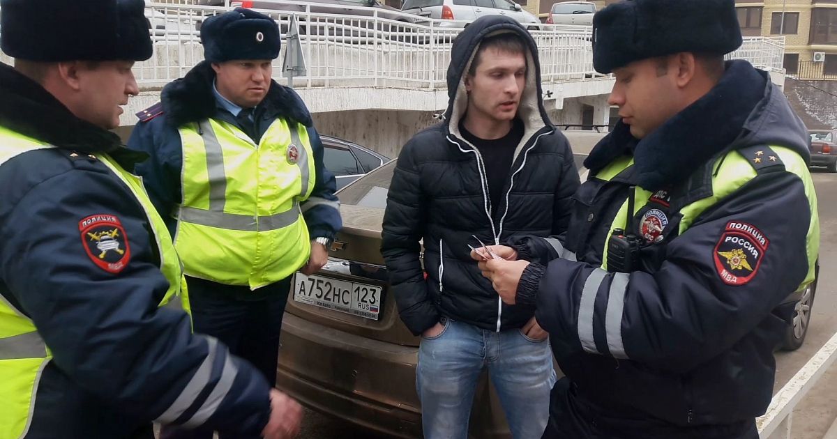 Потом полиция. ДПС во дворе. Гаишник во дворе. Сотрудники ДПС во дворе. Погоня во дворе полиция.