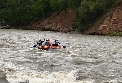 Спасатели нашли тело во время поисков туристов, которые сорвались в горную реку в Адыгее