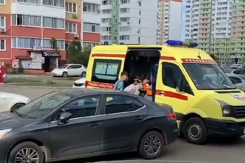 В Краснодаре в массовой драке ранили ножом 18-летнего местного жителя 