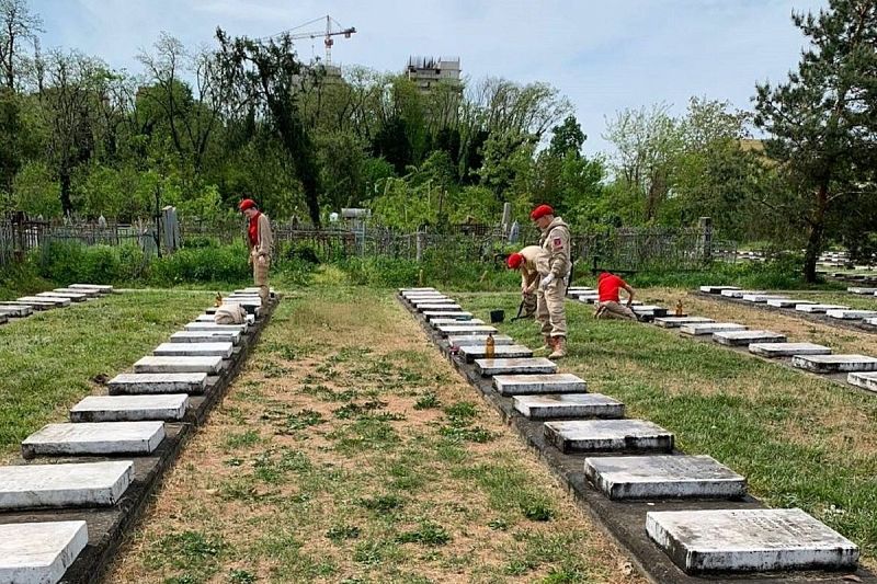 Краснодарские кладбища приводят в порядок в преддверии Радоницы