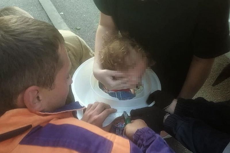 Двухлетний ребенок застрял в пластиковом сидении от горшка