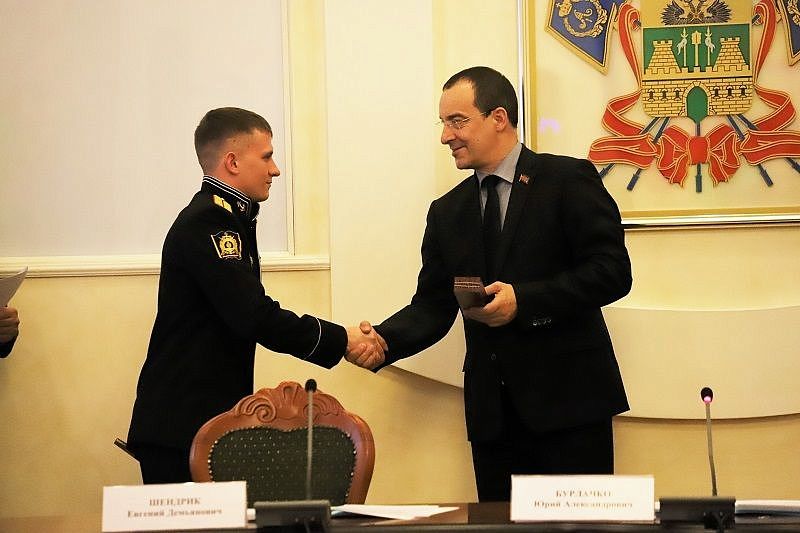  Больше звезд на погоны: председатель ЗСК поздравил молодых офицеров 