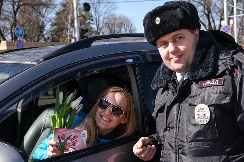 На улицы Краснодара вышел цветочный патруль