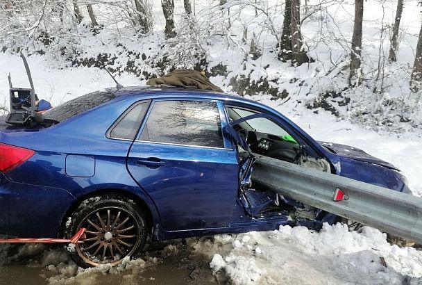 В Сочи водитель иномарки сломала обе ноги, врезавшись в металлический отбойник