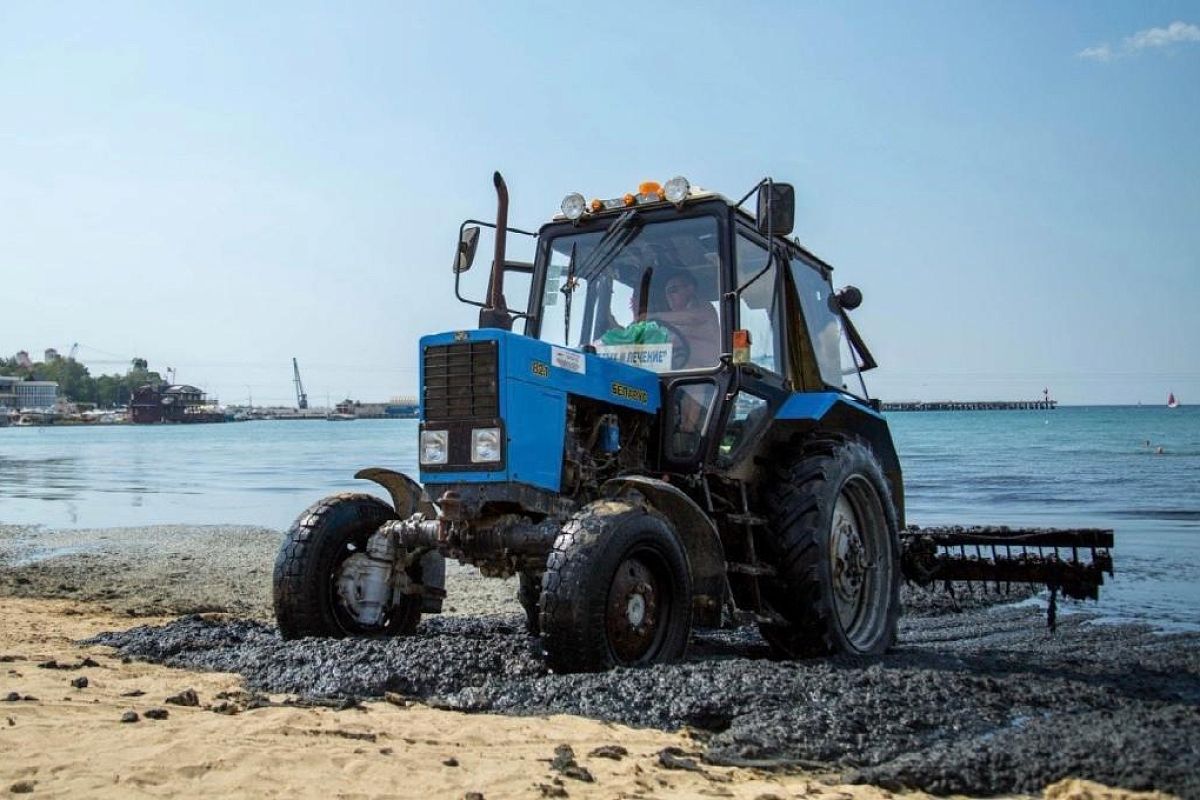 В Анапе каждый день с пляжей убирают мусор и водоросли