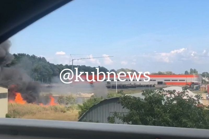 В Краснодаре в промзоне тушат пожар на складе