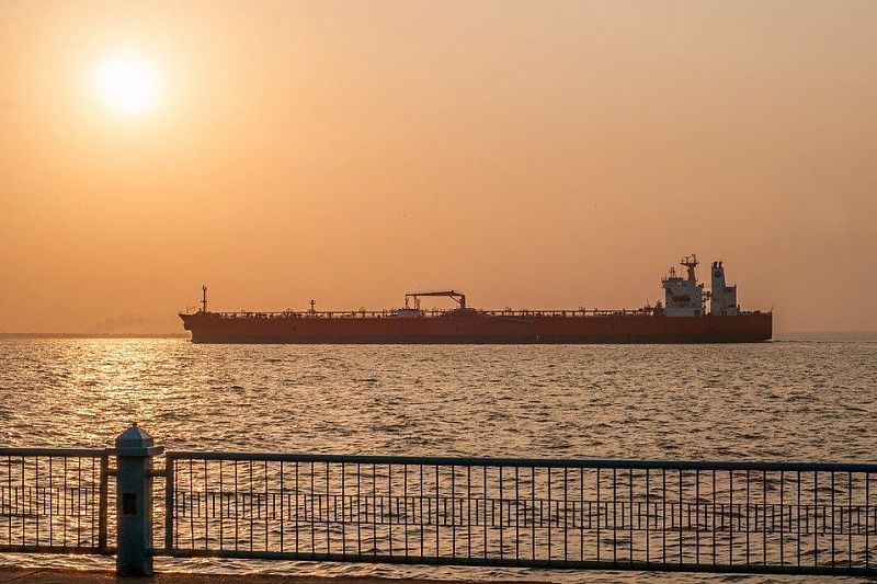 В Азовском море загорелся нефтяной танкер. 6 человек спасено, 3 находятся за бортом