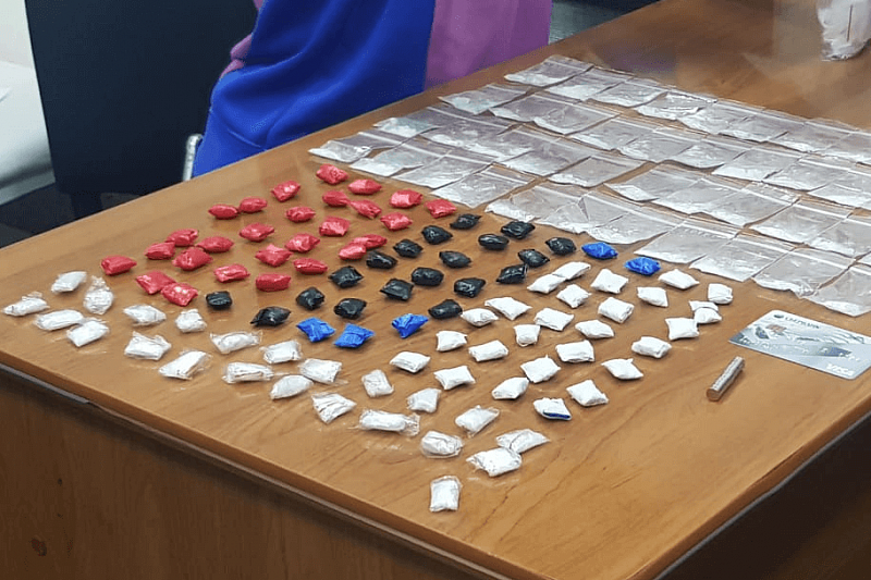 В Сочи полицейские задержали закладчицу наркотиков с 86 свертками метадона. Она арестована