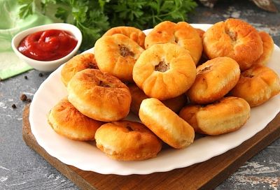 Беляши. Сочные и очень вкусные. Тесто на кефире, практически не впитывает масло, что делает их особенно вкусными