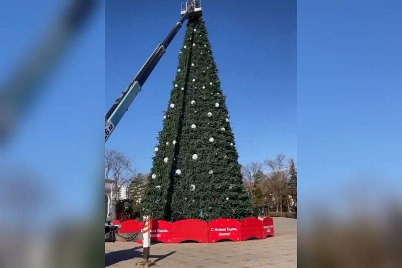 До мая не дотянули: в Анапе убирают новогоднюю елку