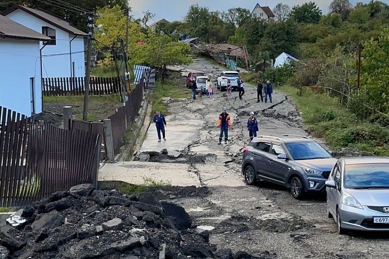 В сочинском селе оползень разрушил улицу. Повреждены 20 частных домов и дорога