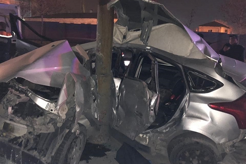 В Новороссийске «Форд» врезался в столб. Один человек погиб