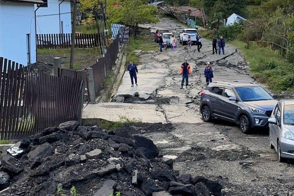 Мэр Сочи: заблокированные в пострадавшем от оползня селе машины и имущество, возможно, эвакуируем на вертолёте