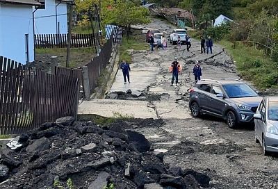 Мэр Сочи: заблокированные в пострадавшем от оползня селе машины и имущество, возможно, эвакуируем на вертолёте