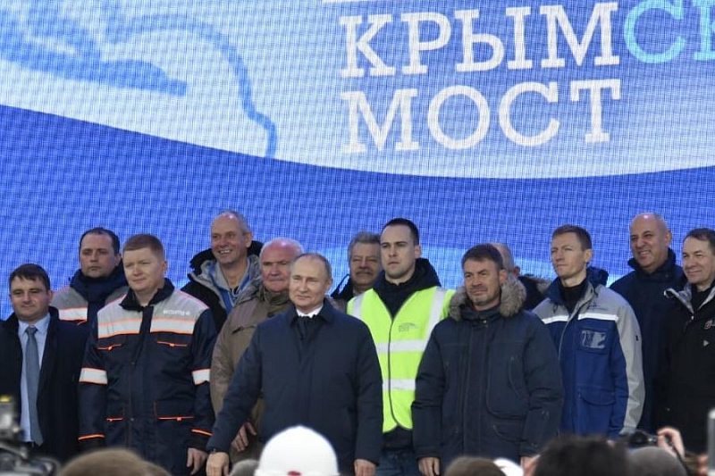Владимир Путин запустил движение по железной дороге Крымского моста