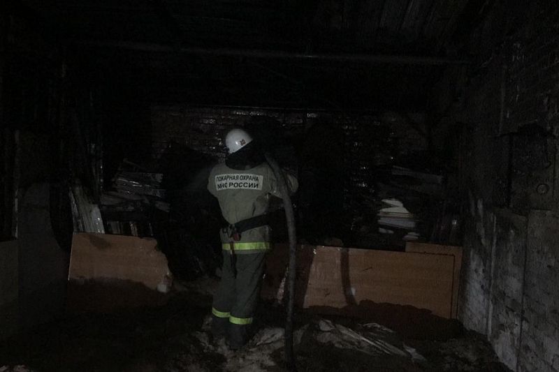 В Краснодарском крае потушили крупный пожар на складе готовой продукции