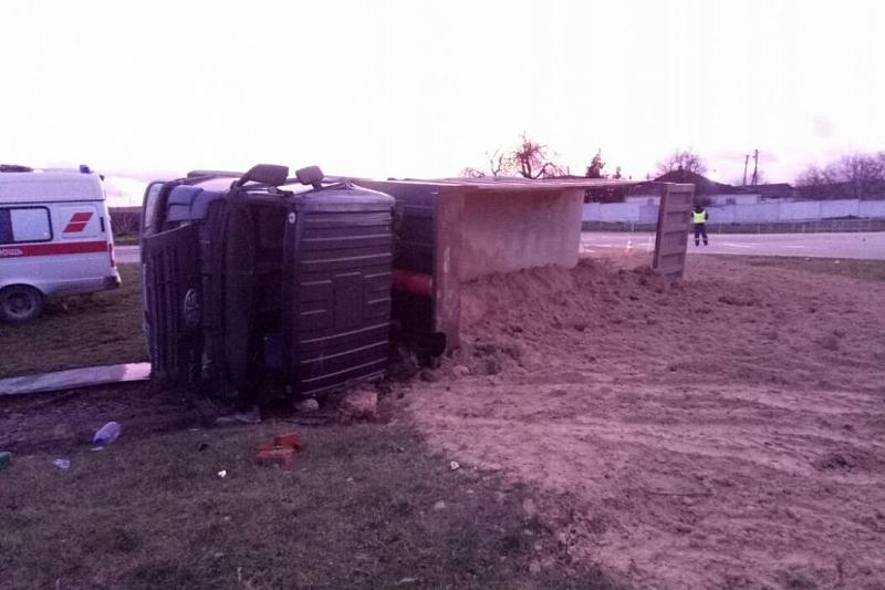 На Кубани погиб водитель перевернувшегося грузовика