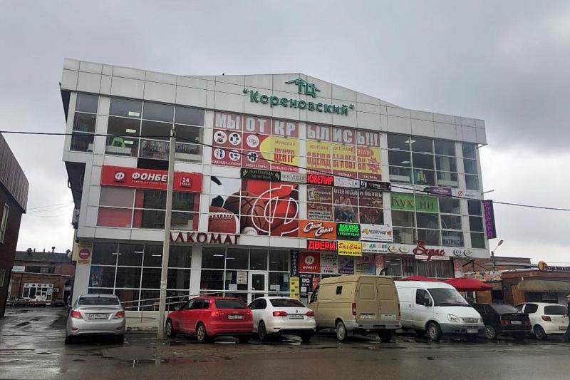 Фасад торгового центра «Кореновский» в Прикубанском внутригородском округе преобразился.
