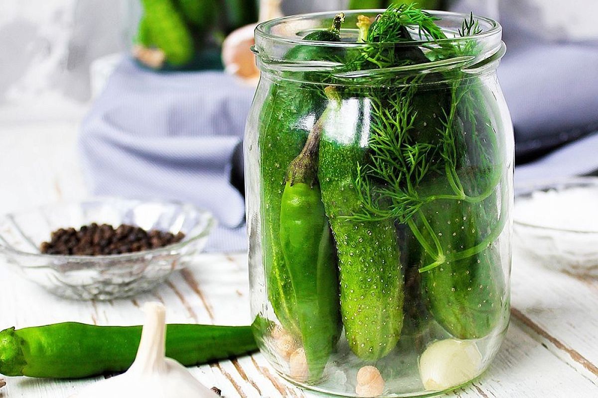 Как сохранить огурцы свежими без консервации: проверенный рецепт с солью и крапивой