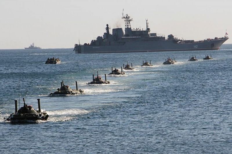 Силы Черноморского флота в Новороссийске отработали поиск аварийной подлодки и спасение экипажа