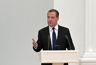 Учебники по обществознанию под редакцией Медведева стали обязательными для школ