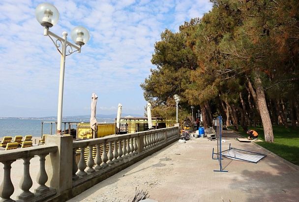Километр декоративного ограждения на набережной Геленджика заменят до начала курортного сезона