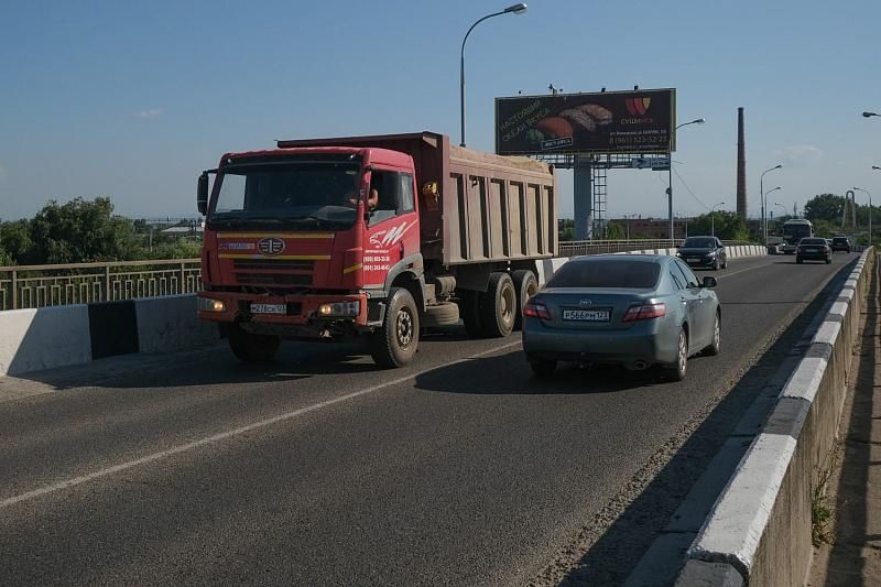 В Краснодаре грузовики продолжают ездить по закрытому для их движения Яблоновскому мосту
