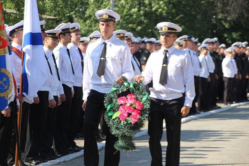 В Ейске возложили цветы к бронекатеру «Ейский патриот»