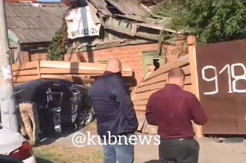 В Краснодаре иномарка влетела в забор частного дома. Пострадал водитель (видео)