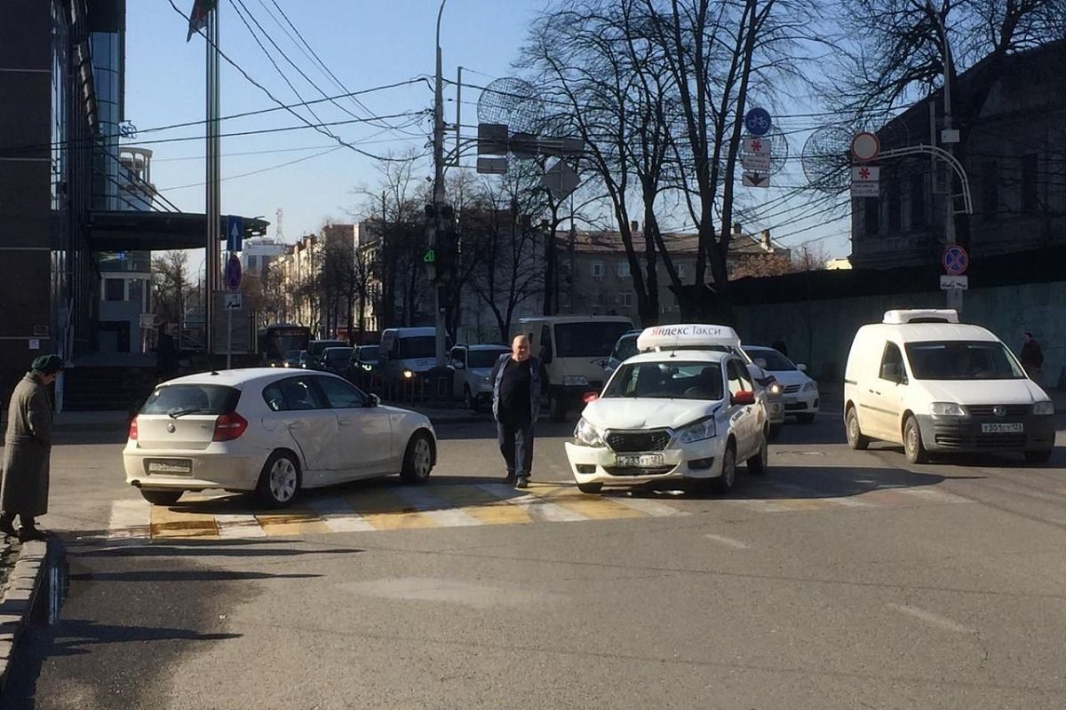 Очередное «Яндекс такси» попало в ДТП в центре Краснодара