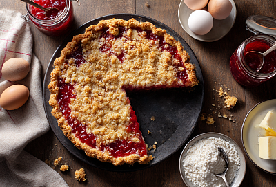 Натираю тесто на тёрке, кладу клубничный джем — и получается роскошный тёртый пирог с хрустящей крошкой