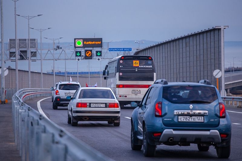 760 автомобилей скопилось на подъездах к Крымскому мосту