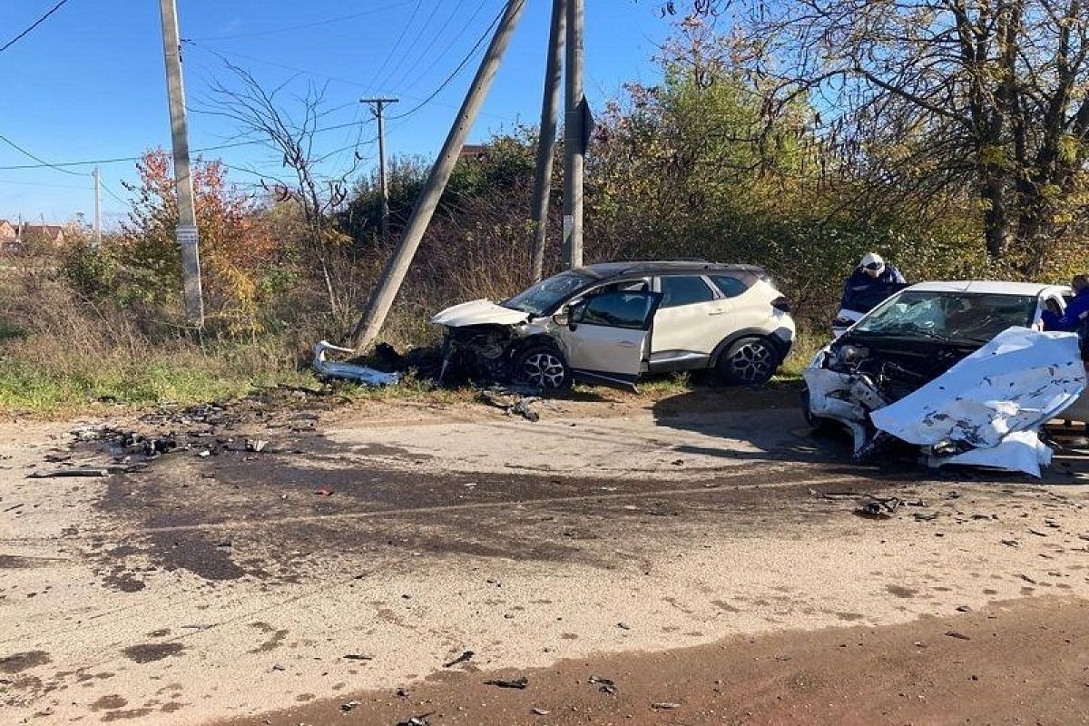 В Кавказском районе в лобовом ДТП пострадали водители двух иномарок