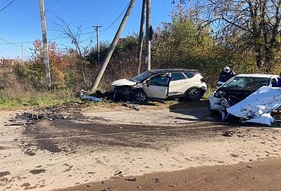 В Кавказском районе в лобовом ДТП пострадали водители двух иномарок