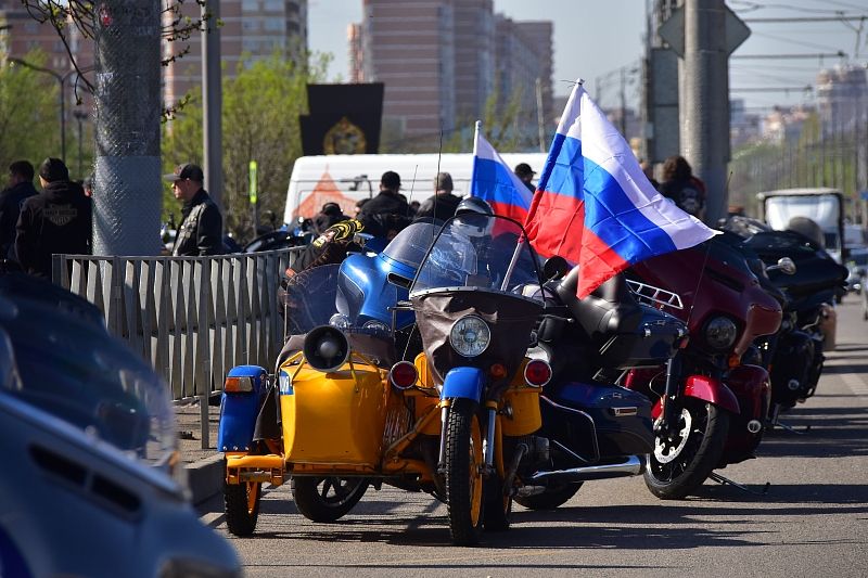 В Краснодаре байкеры мотопробегом поддержали российскую армию 
