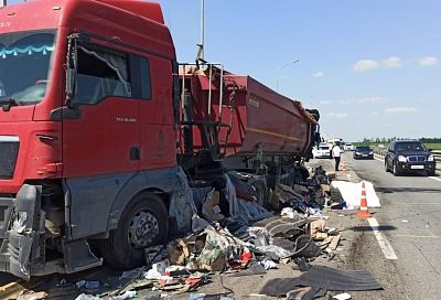 Три грузовика столкнулись на трассе в Краснодарском крае. Один из водителей пострадал