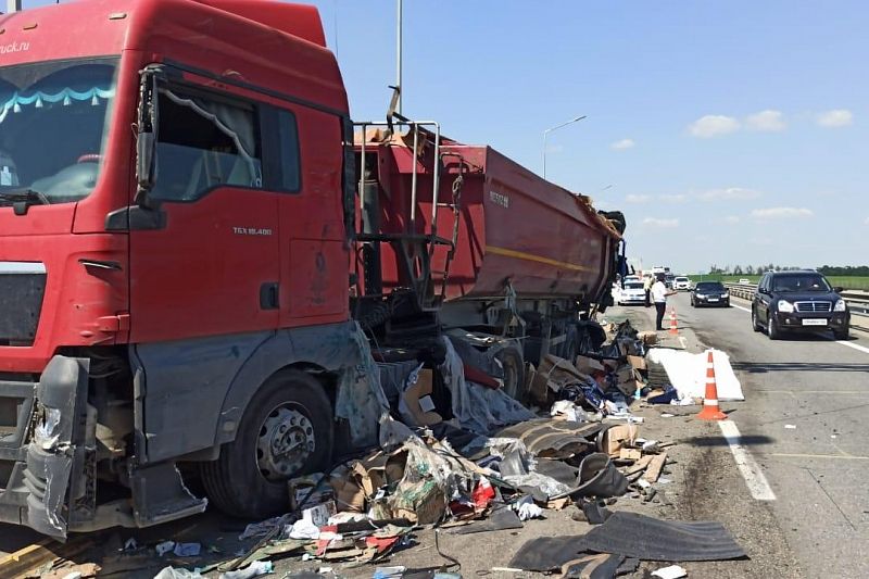 Три грузовика столкнулись на трассе в Краснодарском крае. Один из водителей пострадал
