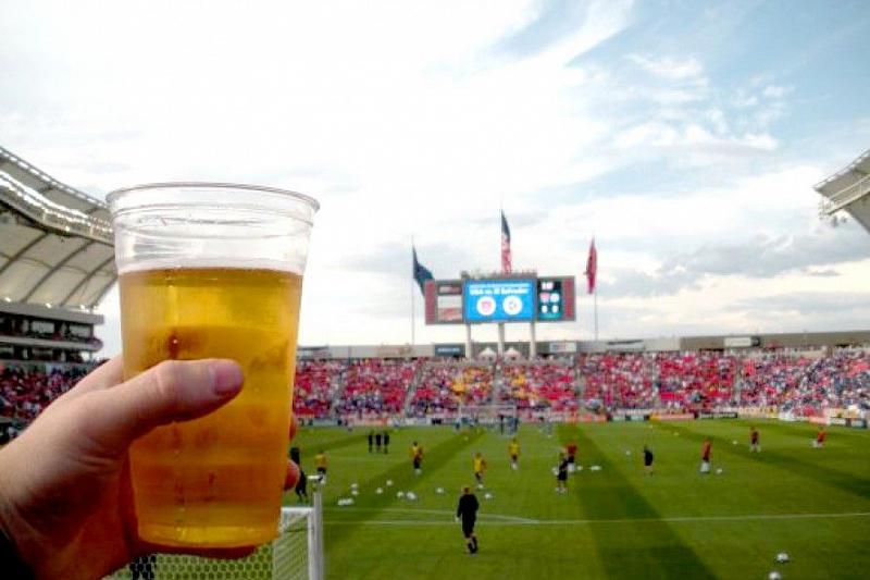 В России могут разрешить пить пиво на стадионах