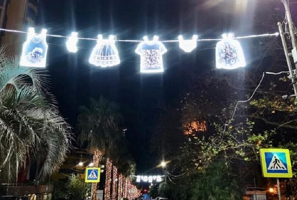 Светящееся белье на веревке: необычные новогодние гирлянды развесили в Сочи