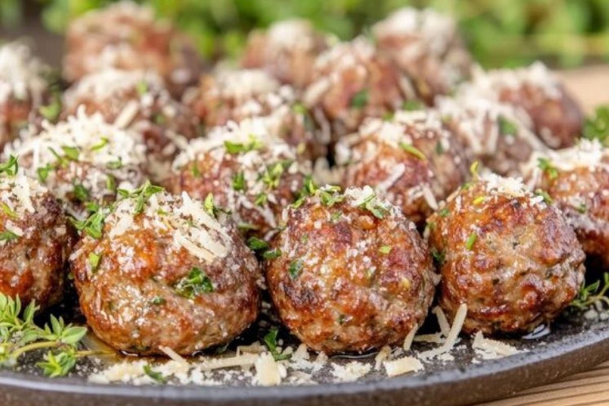 Вместо Оливье делаем «Ёжики» из фарша. Всего 30 минут в духовке, и теплое блюдо украсит праздничный стол