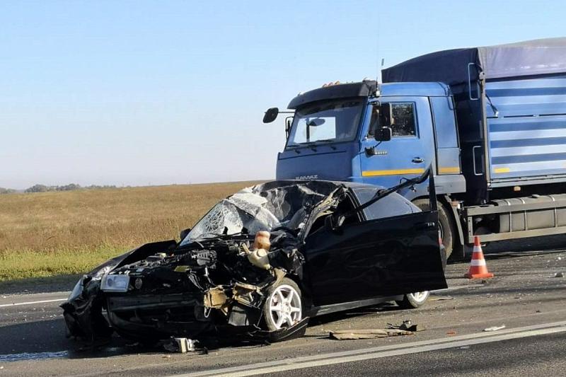 В Краснодарском крае в ДТП с легковушкой и трактором пострадал 18-летний водитель