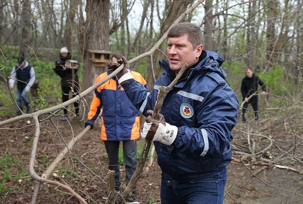 Мэр Краснодара вместе с горожанами вышел на субботник