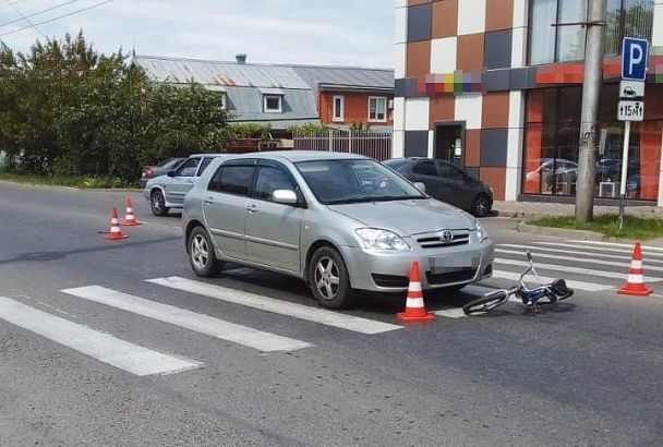 В Адыгее иномарка сбила 3-летнюю девочку, переходившую дорогу с мамой