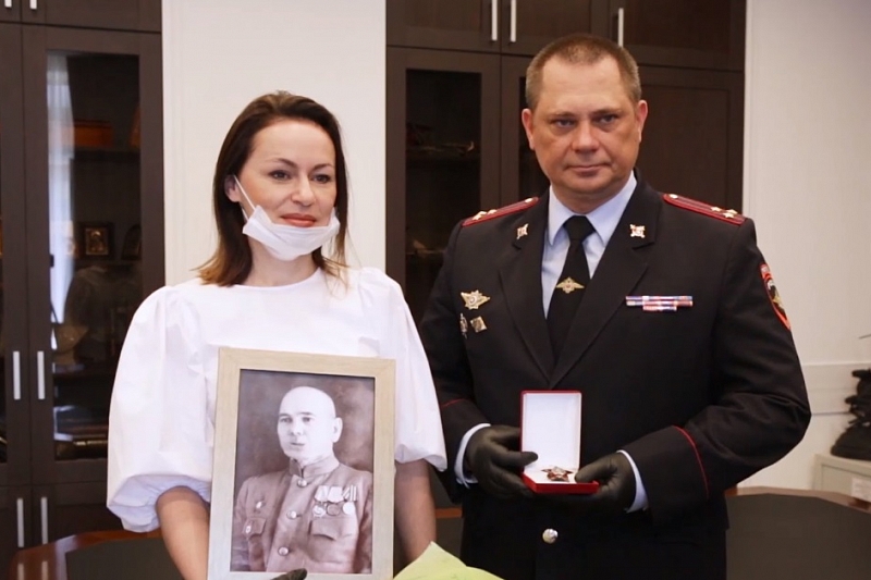 В Краснодарском крае полицейские вернули родственникам героя Великой Отечественной войны утраченную более 30 лет назад награду
