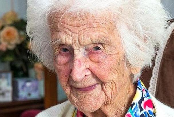 Умерла старейшая жительница Великобритании, выпивавшая виски каждый день 