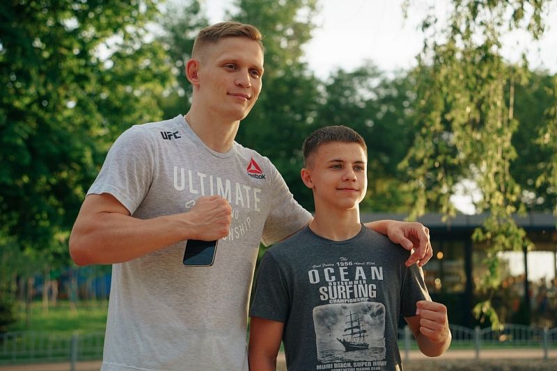 Боец UFC Сергей Хандожко поздравил жителей Динской с Днем защиты детей
