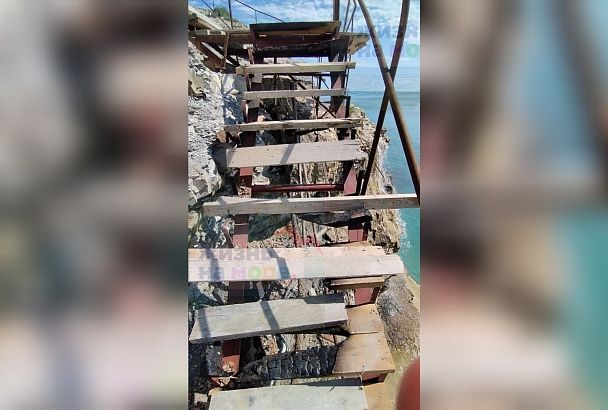 Лестница на пляже «Сосновка» под Геленджиком пострадала от вандалов